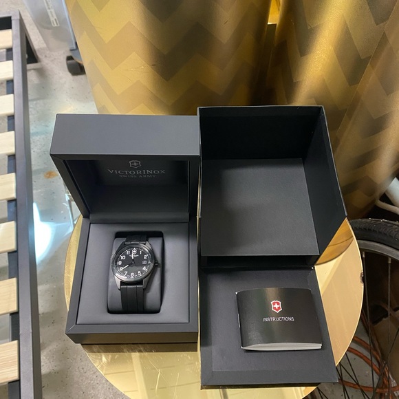 victorinox custom garrison watch. never worn and is in perfect condition. - Picture 3 of 4